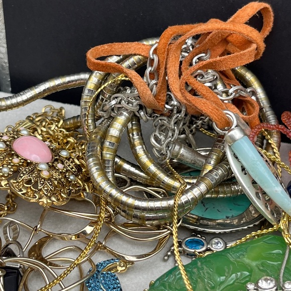 Bundle lot of wearable necklaces and pendants vintage to modern many signed - Picture 3 of 9